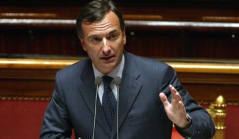 il-ricordo-politico-di-franco-frattini:-quando-la-destra-e-omaggiata-dalla-sinistra