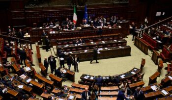 dress-code-alla-camera:-i-divieti-fanno-infuriare-i-deputati