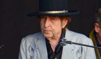 bob-dylan-e-le-emozioni-dei-live:-il-poeta-lotta-contro-gli-smartphone