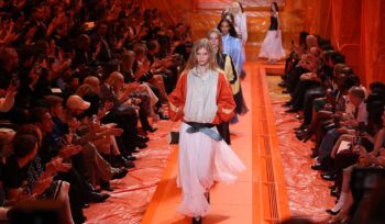 chiude-la-parigi-fashion-week,-eccessi-e-successi-da-valentino-a-balenciaga