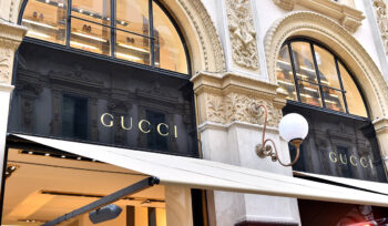 l’universo-gucci-si-prepara-al-natale:-tra-cause-giudiziarie,-trasferimenti-e-proteste