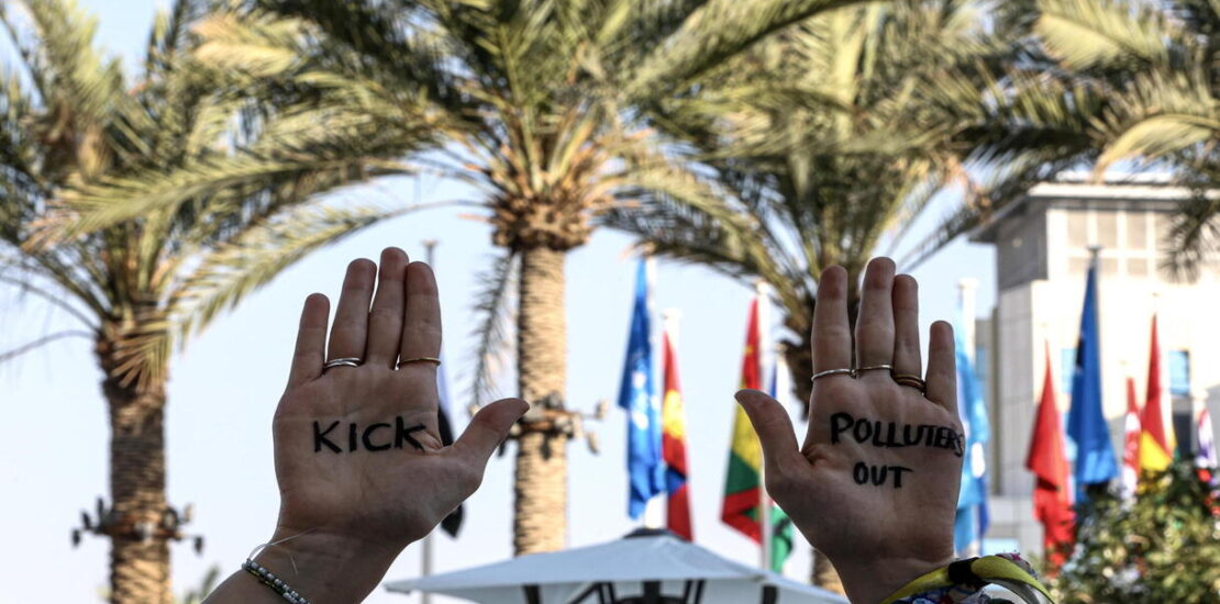 cop28-a-dubai,-polemiche-per-i-troppi-lobbisti-del-petrolio.-rapporti-sul-clima-sconfortanti