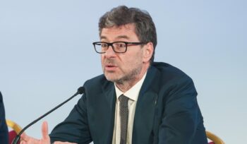 giorgetti-pronto-alle-dimissioni?-“preparatevi-a-fare-senza-di-me”,-ma-il-ministro-smentisce