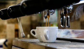 il-prezzo-del-caffe-torna-ai-massimi-a-giugno,-perche-adesso-costa-di-piu