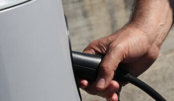 auto-elettriche-cinesi,-l’ue-aumenta-di-molto-i-dazi:-aumentano-i-prezzi