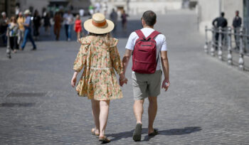 turismo-in-italia,-a-luglio-si-prevedono-75,6-milioni-di-presenze-per-18-miliardi-di-euro