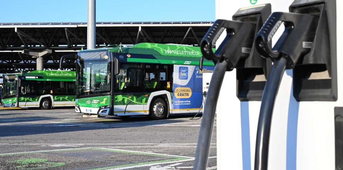 autobus-a-emissioni-zero-entro-il-2030:-milano-si-prepara-a-un-futuro-di-mobilita-elettrica