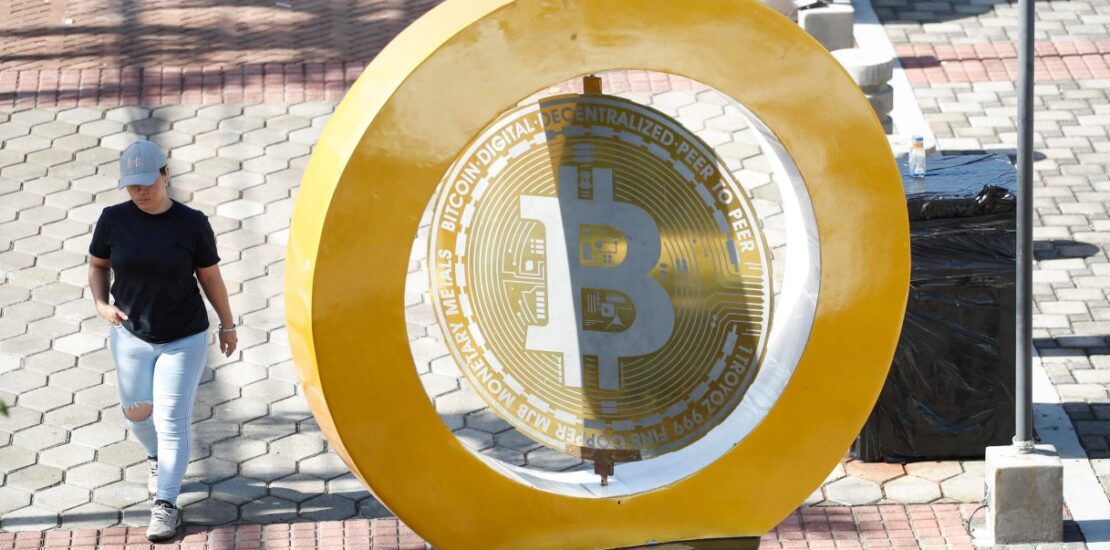 bitcoin-crolla-tra-incertezza-e-sondaggi-sfavorevoli-a-trump,-le-criptovalute-bruciano-400-miliardi