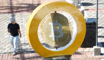 bitcoin-crolla-tra-incertezza-e-sondaggi-sfavorevoli-a-trump,-le-criptovalute-bruciano-400-miliardi