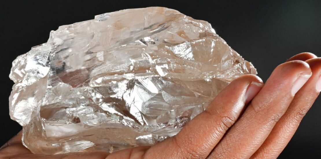 diamante-da-2.492-carati-trovato-in-botswana,-e-il-secondo-piu-grande-di-sempre:-la-scoperta