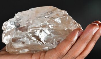 diamante-da-2.492-carati-trovato-in-botswana,-e-il-secondo-piu-grande-di-sempre:-la-scoperta