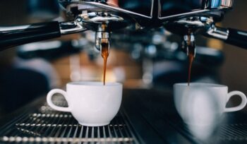 quanto-costa-il-caffe-al-bar-in-italia:-i-prezzi-nelle-citta