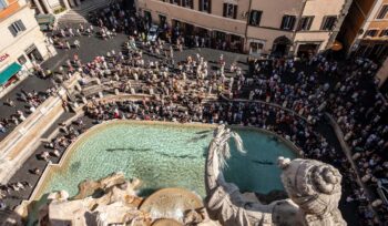 fontana-di-trevi-a-numero-chiuso-e-a-pagamento:-roma-contro-l’overtourism