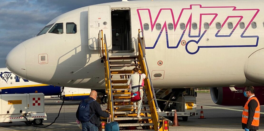 all-you-can-fly-wizz-air,-la-compagnia-ha-cambiato-le-condizioni:-scoppia-la-polemica