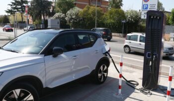 crisi-auto-elettriche,-in-italia-sempre-meno-persone-vogliono-comprarle:-i-dati