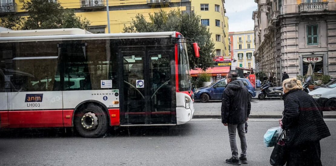 sciopero-napoli-del-5-ottobre,-mezzi-eav-e-anm-fermi:-gli-orari-di-bus,-metro-e-funicolari