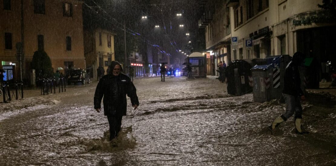 alluvione-bologna-e-emilia,-slavina-d’acqua,-un-morto-e-danni-milionari.-voragine-in-calabria