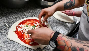 la-pizza-in-italia-e-sempre-piu-costosa,-solo-a-napoli-in-tre-anni-+32%