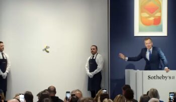 justin-sun-mangia-la-banana-di-cattelan,-valeva-6,2-milioni-di-dollari