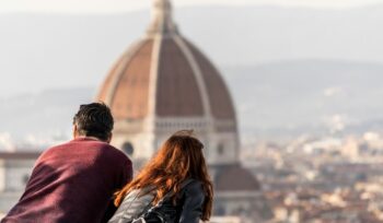 flussi-turistici-in-italia-in-calo-nel-terzo-trimestre-2024,-ma-aumentano-stranieri:-i-dati-istat-aggiornati